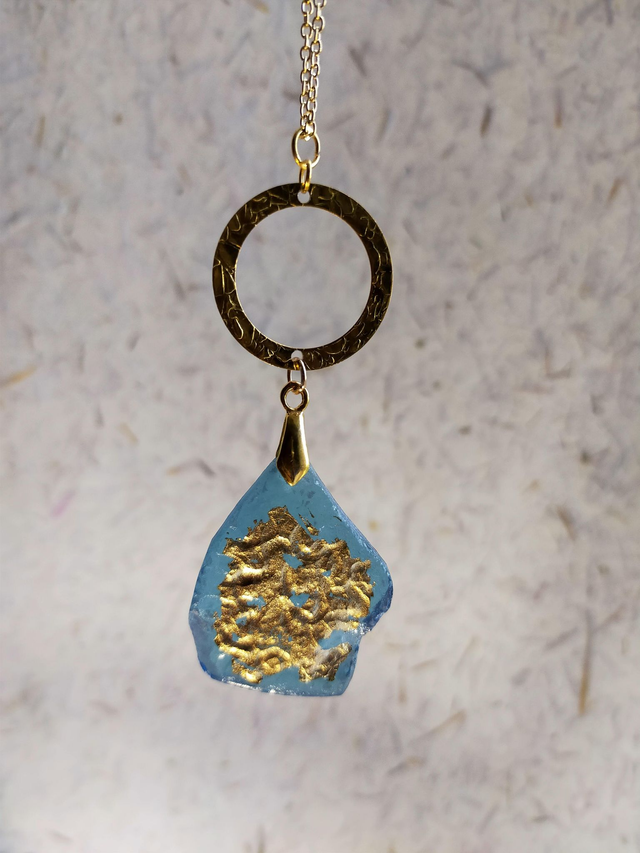 Pendentif en verre bleu ciel transparent et chaîne couleur or. Numéro 8