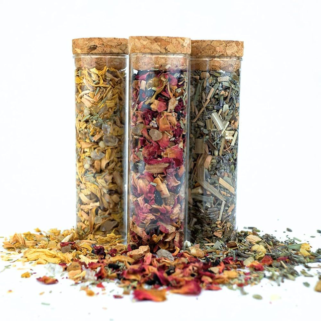 Kräutermischung im Reagenzglas