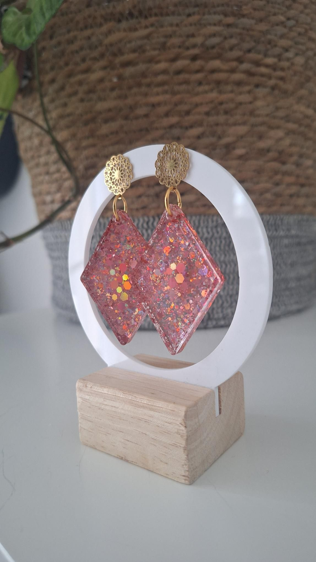 Boucles d&#039;oreilles losanges paillettes roses 