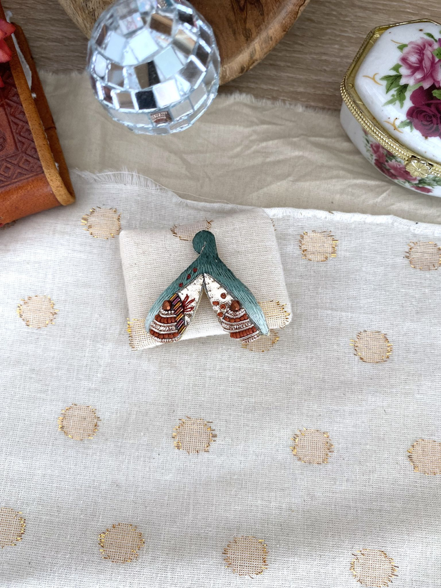 Broche brodée clitoris dégradé vert eucalyptus