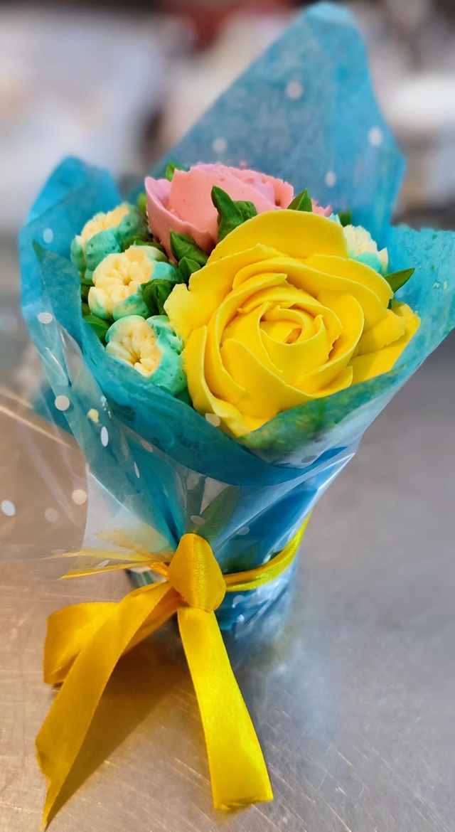 Single flower cupcake with crochet keyring