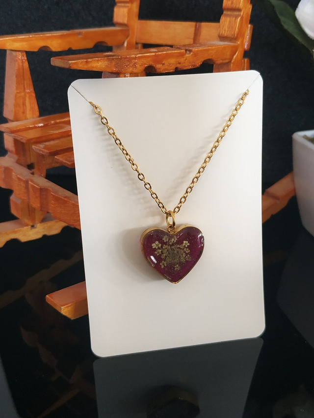 Collier doré au cœur rouge fleuri