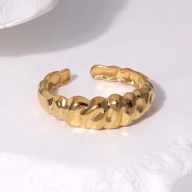 Anel Bold Ondas Marteladas em Aço Inox em Banho Ouro 18K - Ref. FP-73909