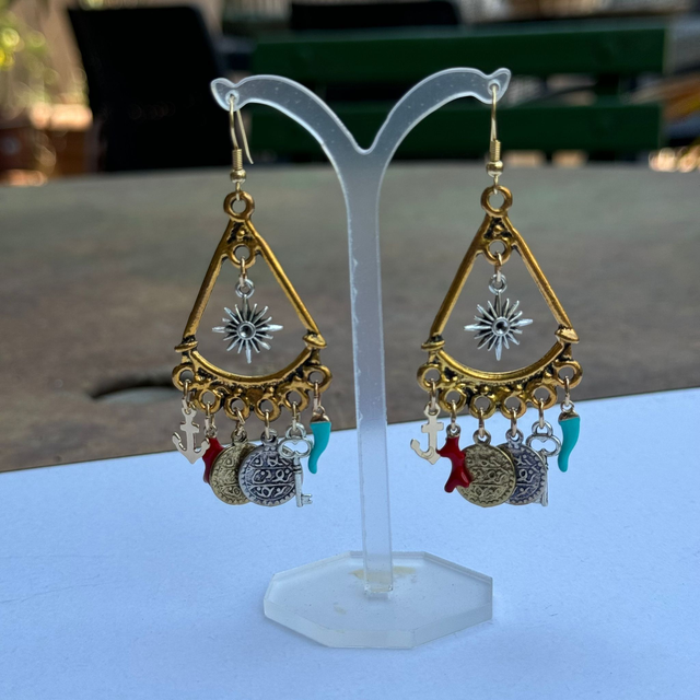 Orecchini triangolo e charms