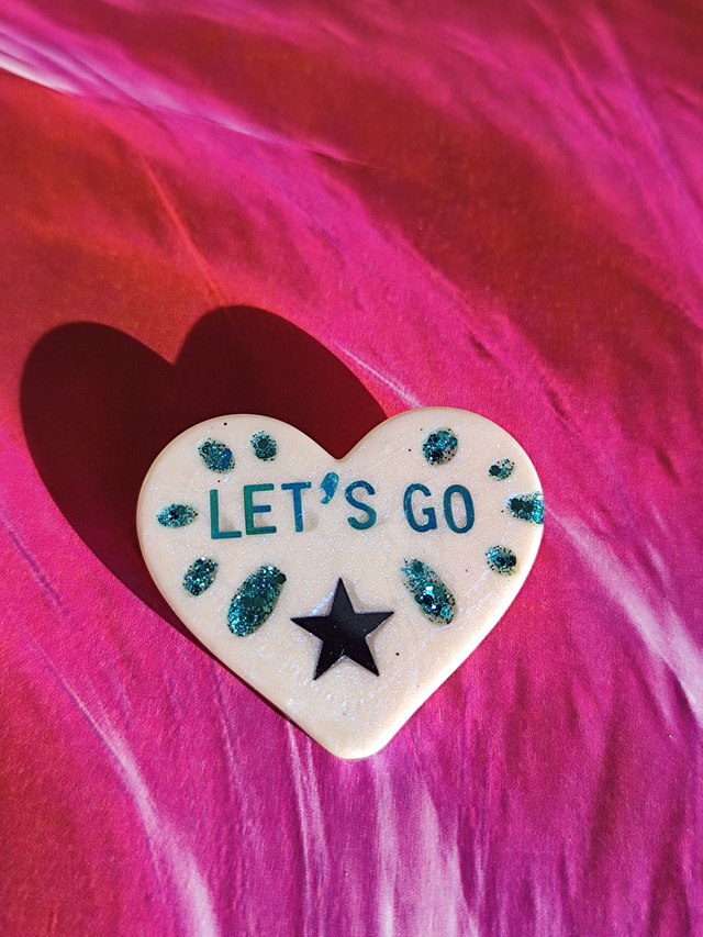 Broche cœur à paillettes - message : LET&#039;S GO