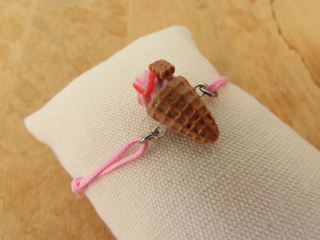 Glace italienne au coulis fraise et un biscuit