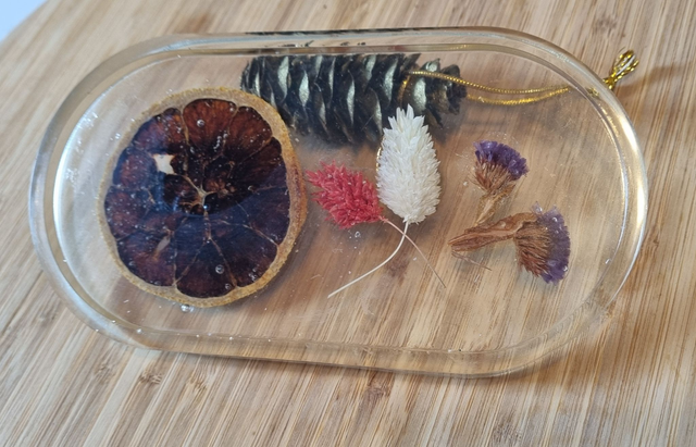 Vide poche avec des fleures et une tranche d'orange