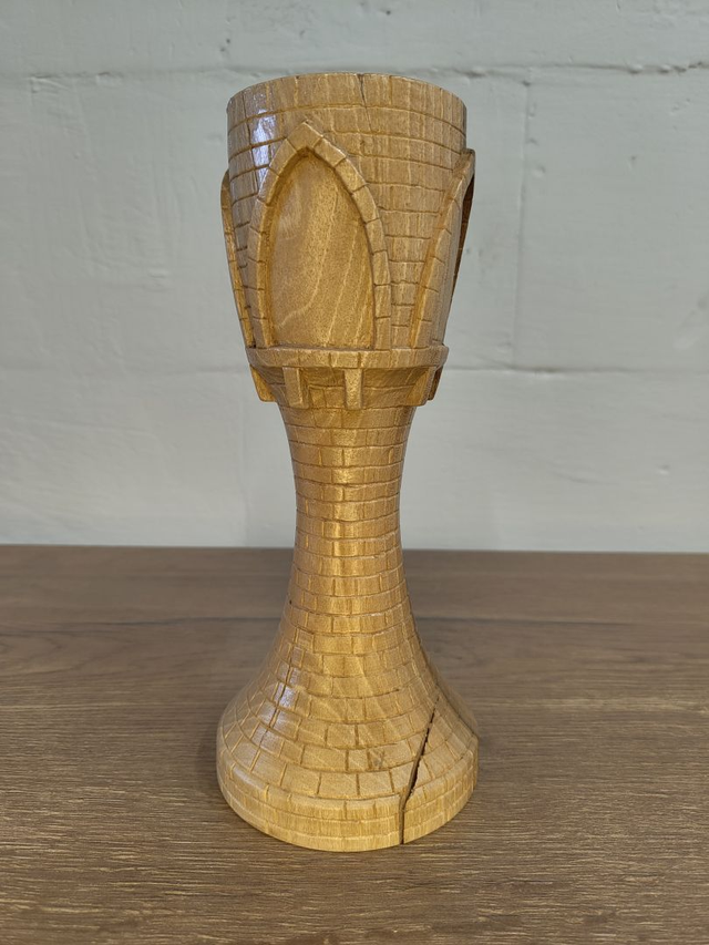 Burgwacht – Handgeschnitzter Holzkelch im Turm-Design 0,25 Liter