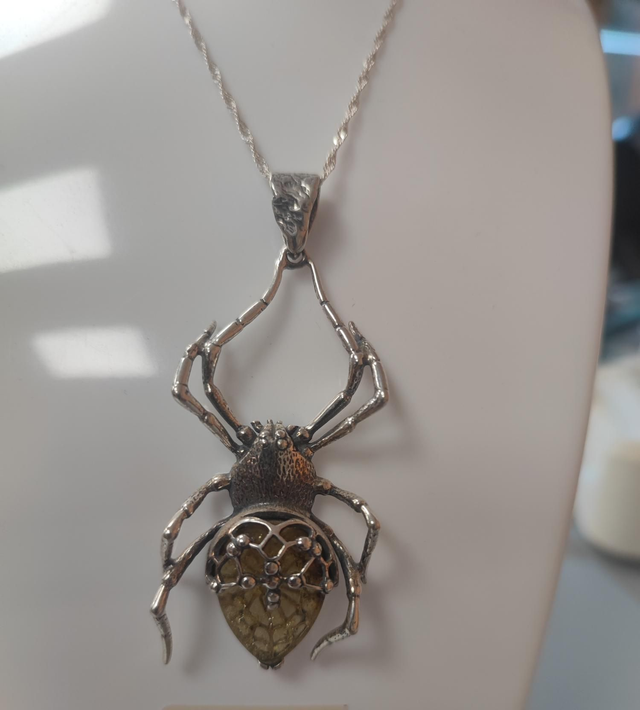 Pendentif "Araignée" en Argent et Ambre Vert