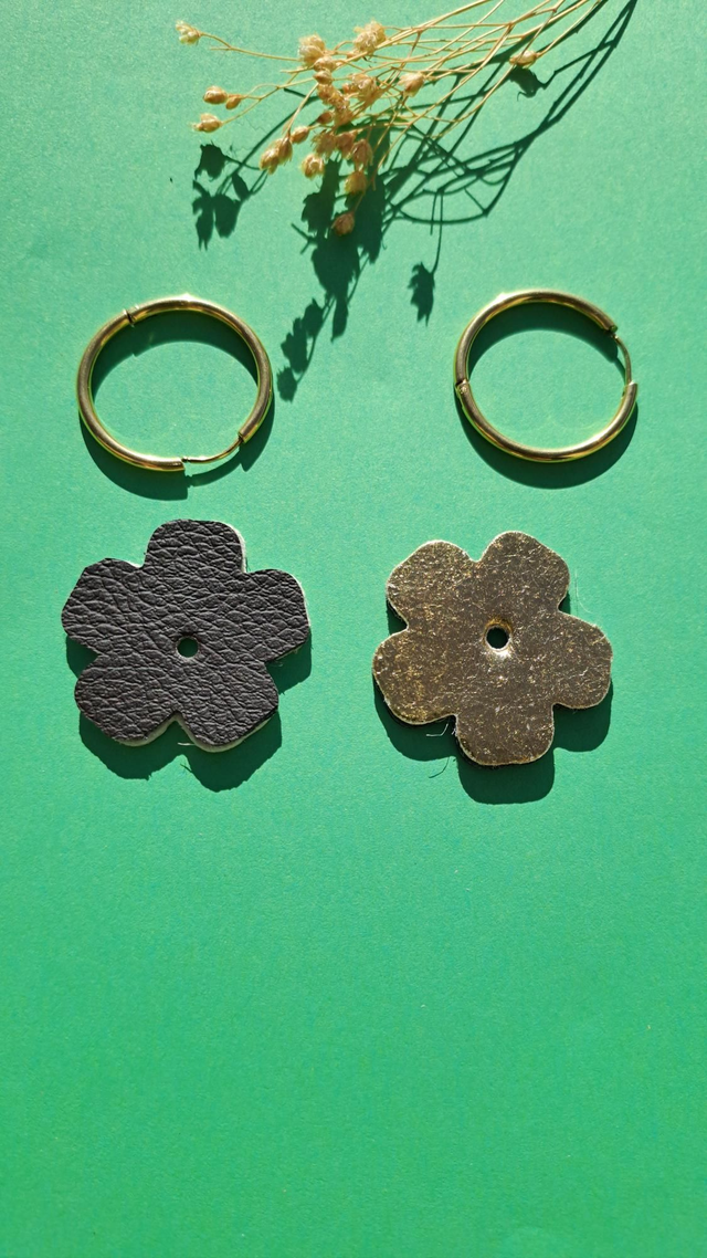 Boucles d'oreilles fleurs réversibles en matières végétales veganes 