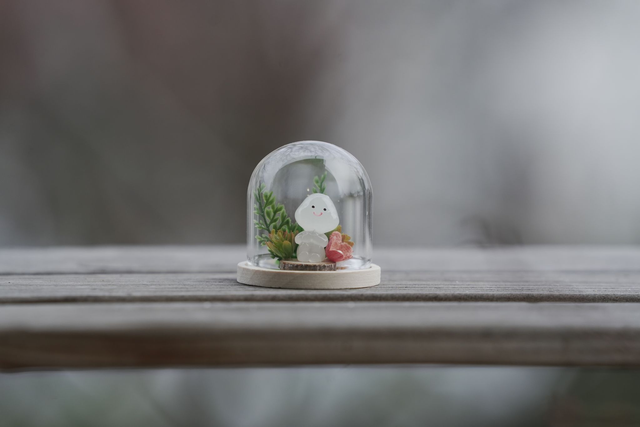 MRŇOUSEK - Kodama s červeným kvítkem