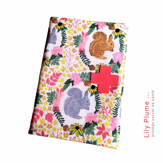 Protège carnet de santé rose écureuils