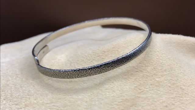 M ・ Bracelet Jonc Fermé・Martelé