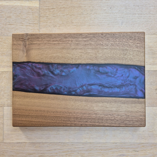 Servier-/ Schneidebrett, Epoxy und Nussbaum