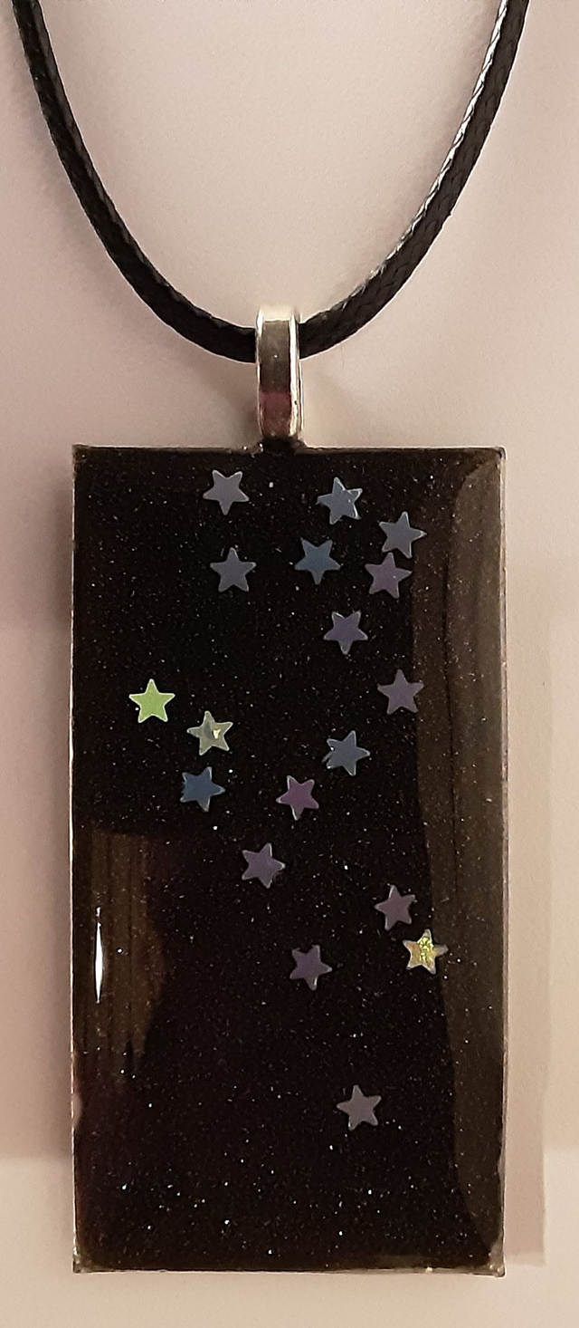 Pendentif rectangle moyen collection Mouna paillettes fond charbon pailleté et étoiles bleues scintillantes
