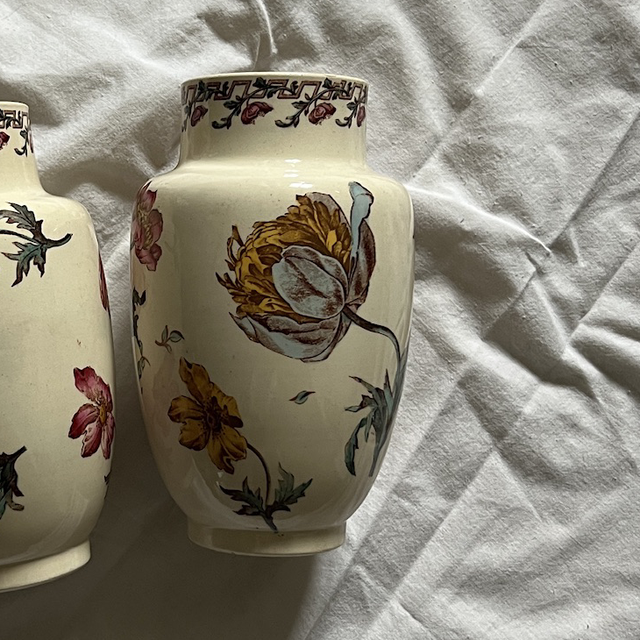 Vase K&amp;G Lunéville décor Louis XVI polychrome