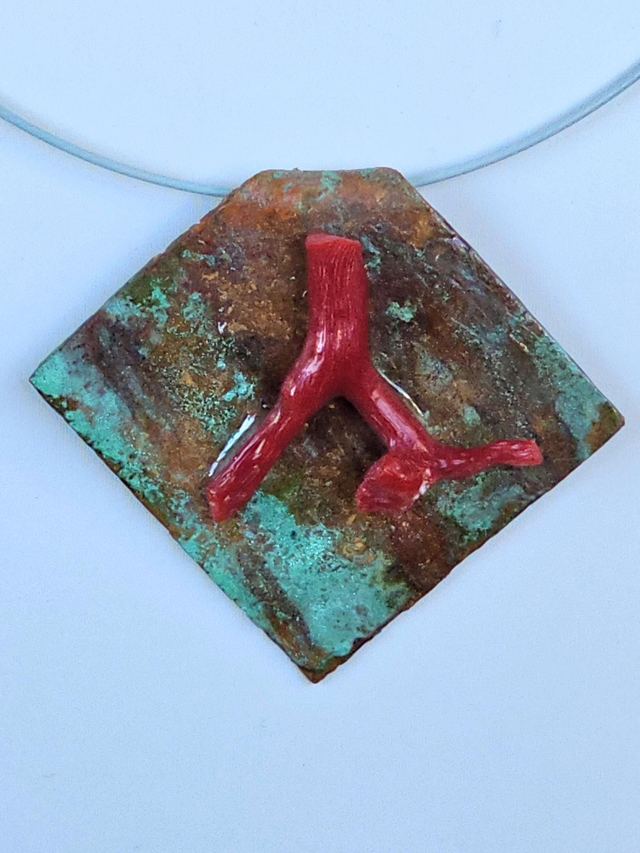 Branche de corail corse sur cuivre