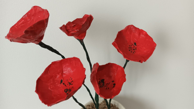 TASSE DE 5 COQUELICOTS , fait main, papier mâché, fleurs éternelle, à offrir ou pour sa décoration,