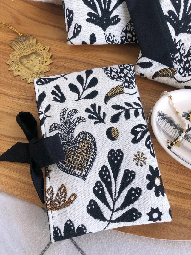 Pochette à livres en tissu jacquard Gaïa, fermeture latérale avec un nœud - noire