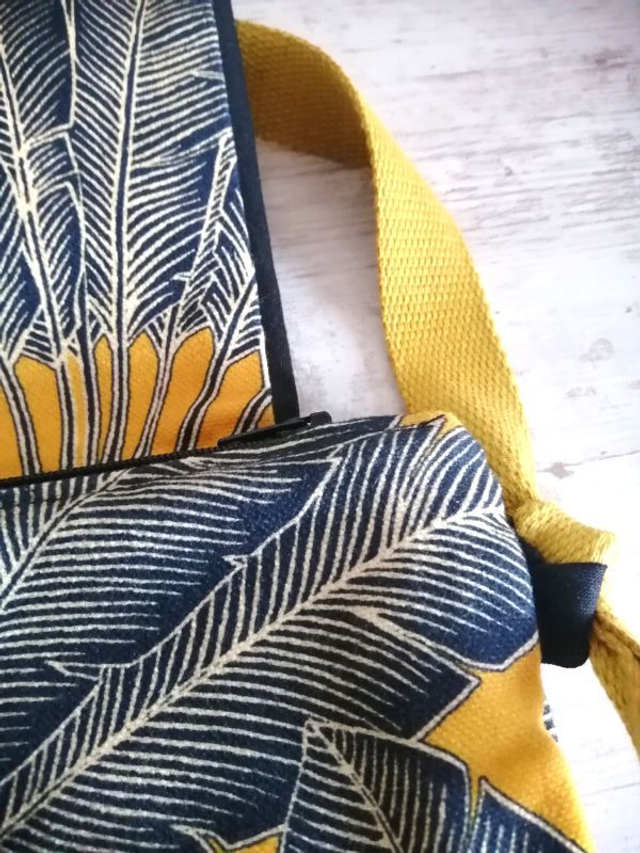 Sac upcyclé l'arbre du voyageur et ses accessoires