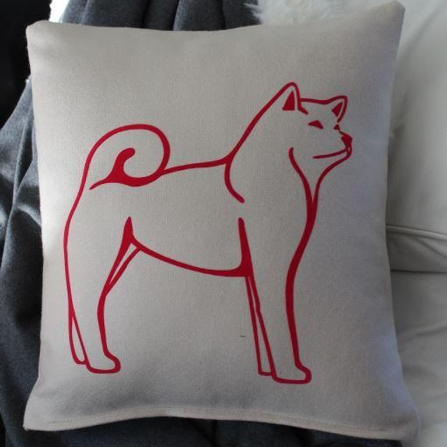 o13 homeDECO Flanell Kissen in Graphitgrau oder Ecru "Akita inu" . 45 x 45 cm