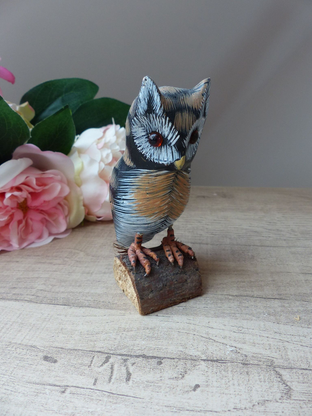 Ancienne statuette décorative hibou sculpté en bois sur socle écorce de bois, cadeau figurine hibou en bois sculpté artisanat d&#039;art vintage