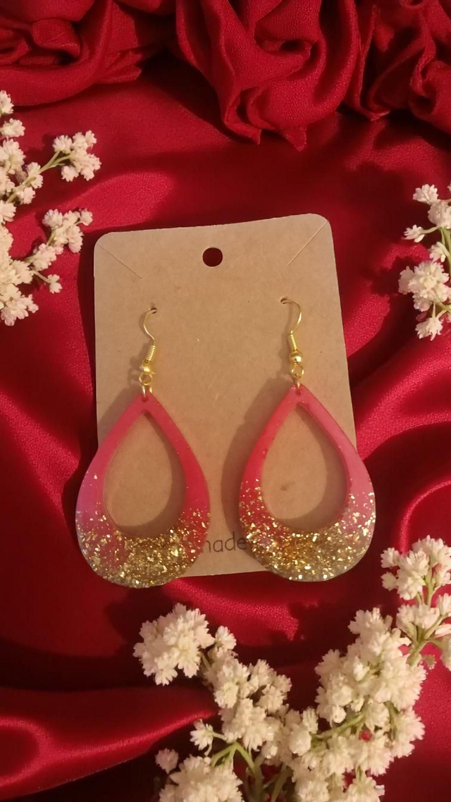Boucles d'oreilles artisanales en résine uv, hypoallergénique fait main en France 