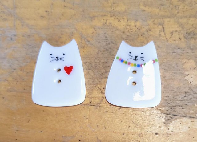 Bouton chat stylisé blanc 