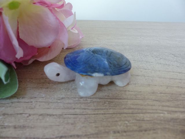 Sculpture Miniature Tortue en Pierre Blanche – Carapace Bleue – Figurine Énergétique & Décorative – Cadeau Collection Vintage