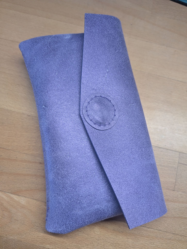 Pochette en cuir parme.