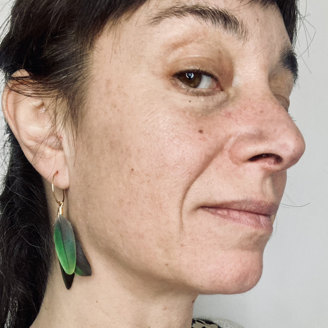 Boucle d’oreille créoles fine en plumes d’inséparables vertes et grises