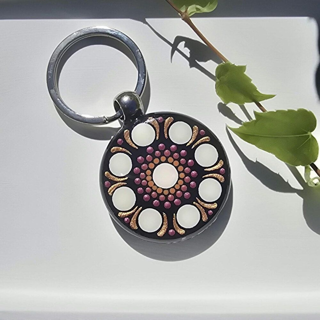 Porte-clés rond mandala peint recto verso terre cuite, fuchsia métallisé, crème et cuivré