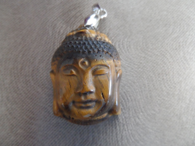Pendentif tête Siddhartha en pierre