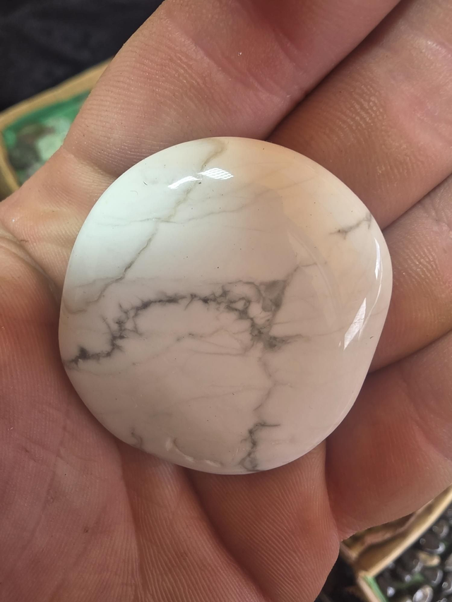 White howlite palmstone