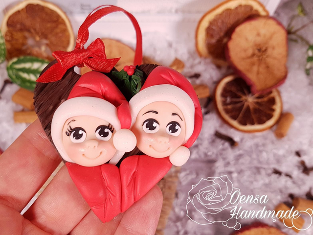 Cuoricino di Natale standard con rappresentazione della famiglia o amici.
Nomi personalizzati.
Modellato e dipinto a mano in argilla polimerica.
