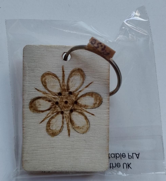 Keyring with geometric flower design 