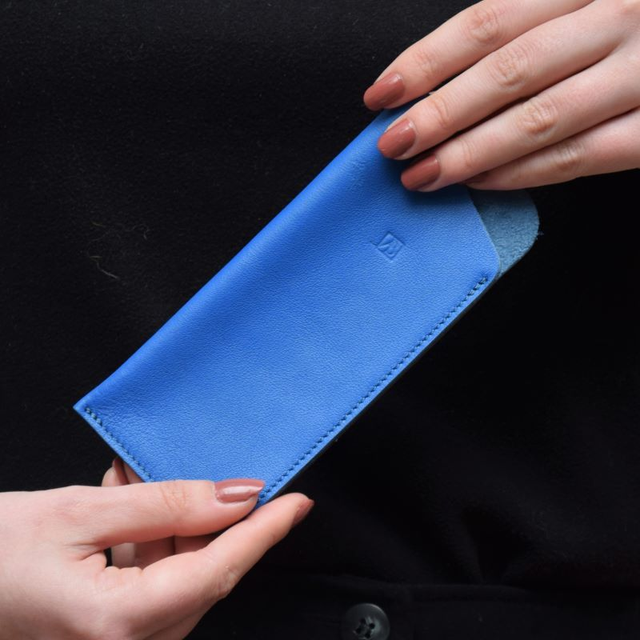 Etui à lunettes en cuir bleu vif