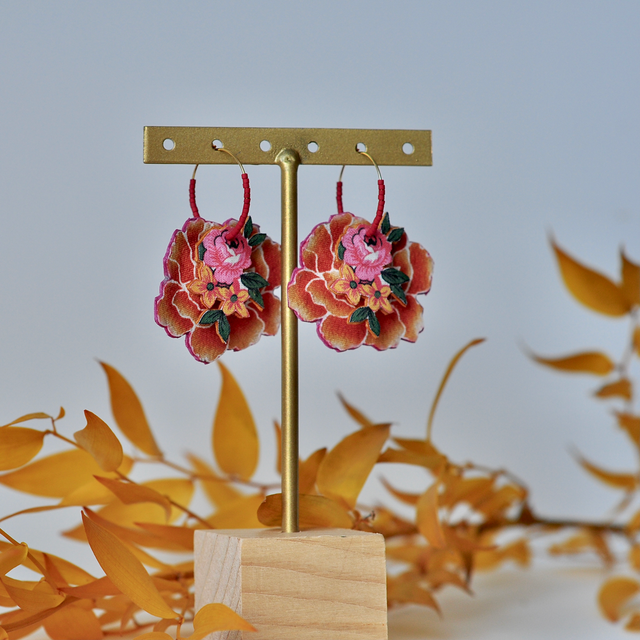 Boucles d'Oreilles PIVOINE et Bouquet sur Créole Ocre