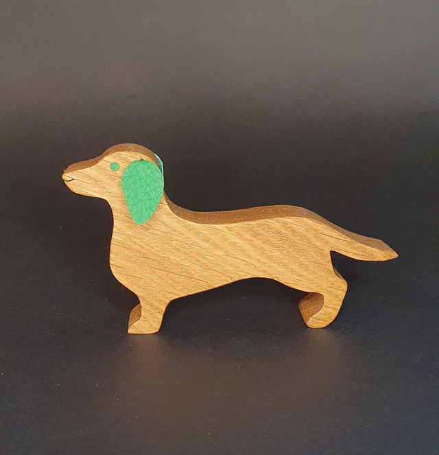 Teckel décoratif en bois et cuir vert