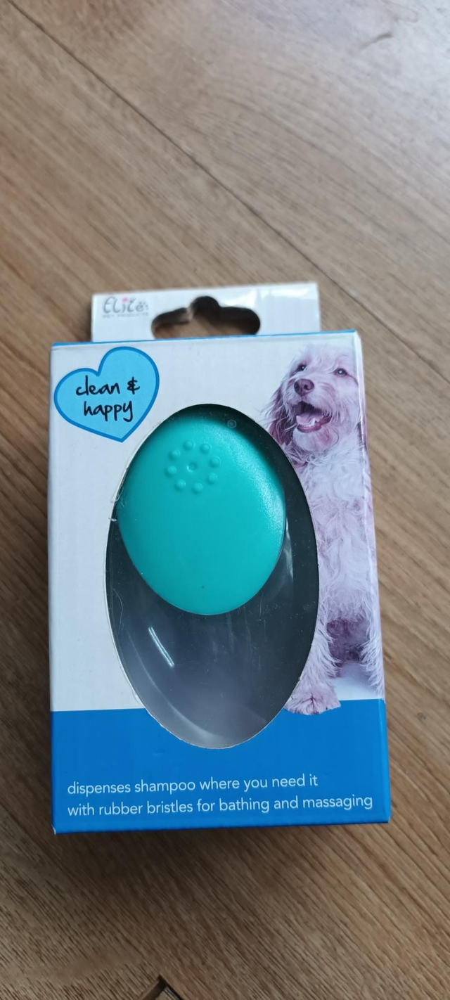 Shampoo dispensing brush 