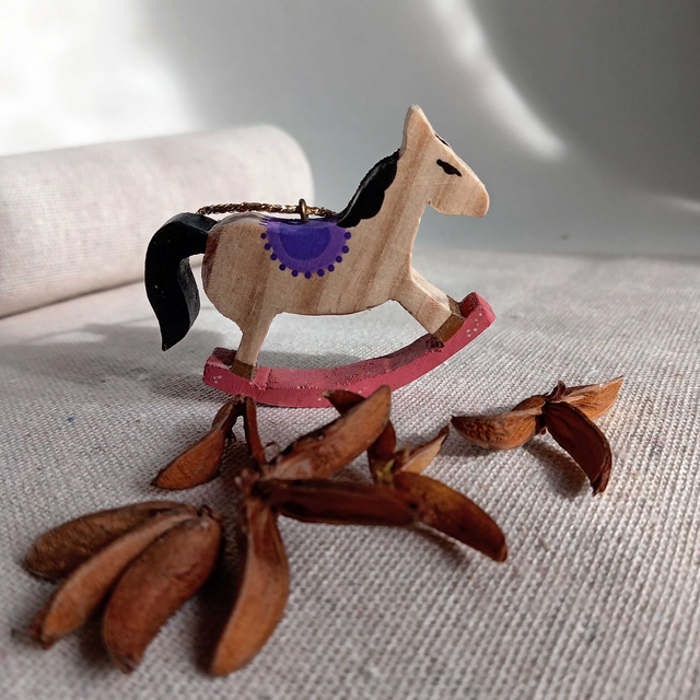 Cheval à bascule violet