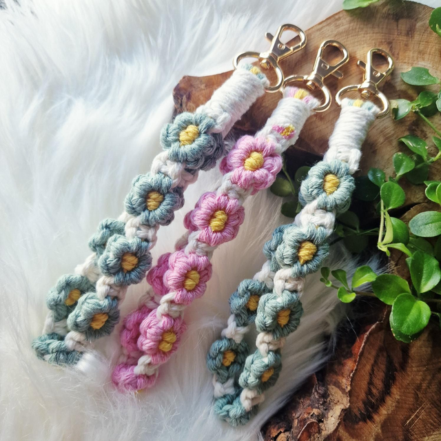 Daisy macramé wristlet 