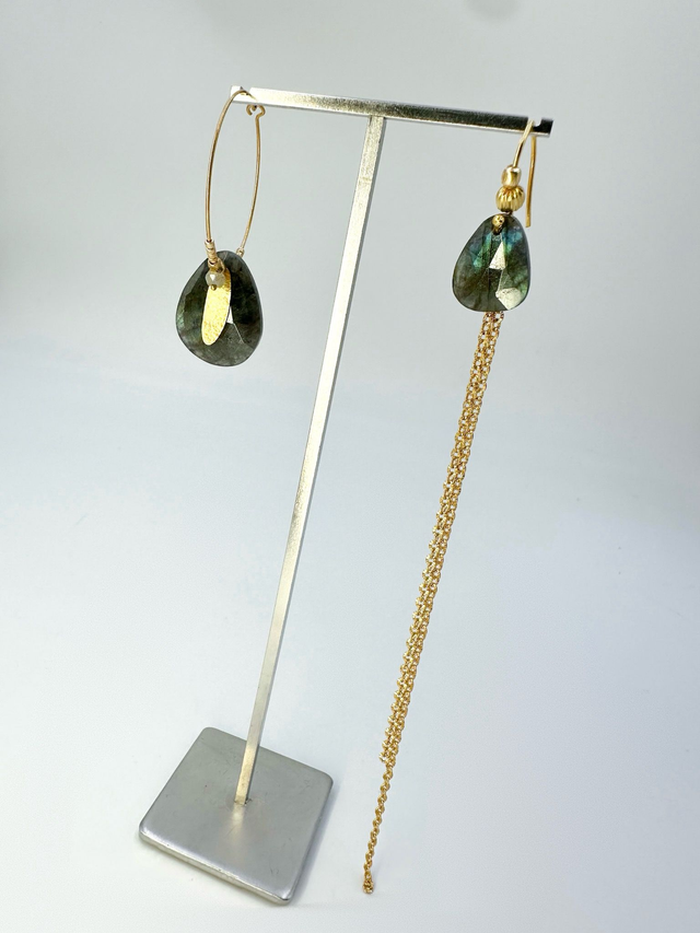 Boucles d&#039;oreilles longues asymétriques, labradorite