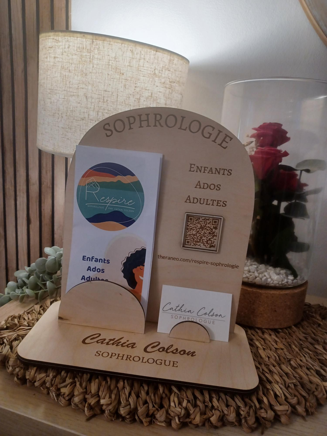 Présentoir en bois pour flyers, cartes de visite &amp; QR Code – Personnalisable