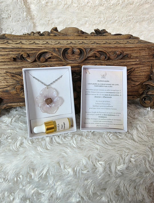 Collier Aura fleur d'hortensia blanche reflet argent