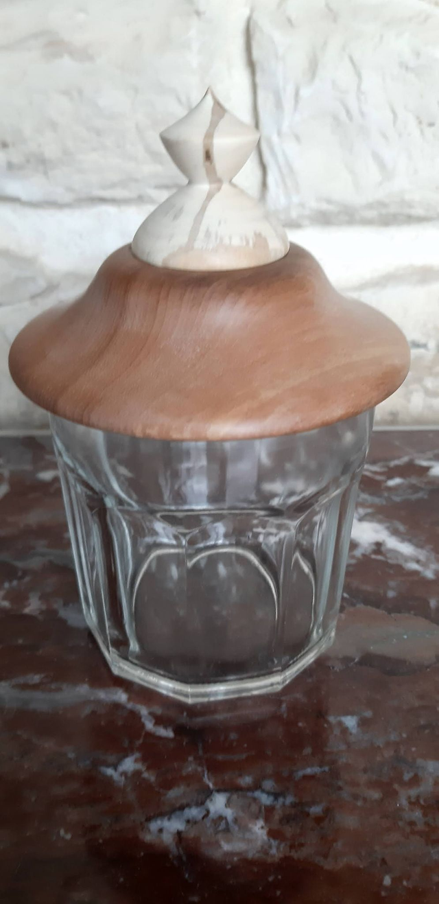 Pot avec couvercle en bois