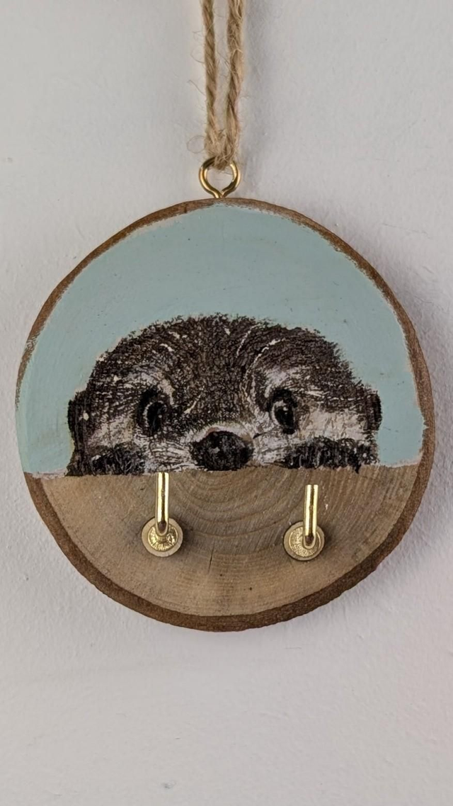 Peeking Otter - Log slice with hooks