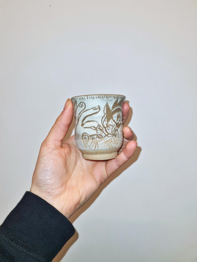 Tasse à café offrir et cueillir des fleurs