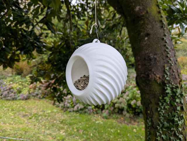 Mangeoire à oiseaux de la nature à suspendre originale forme de capsule ronde sphère nervurée