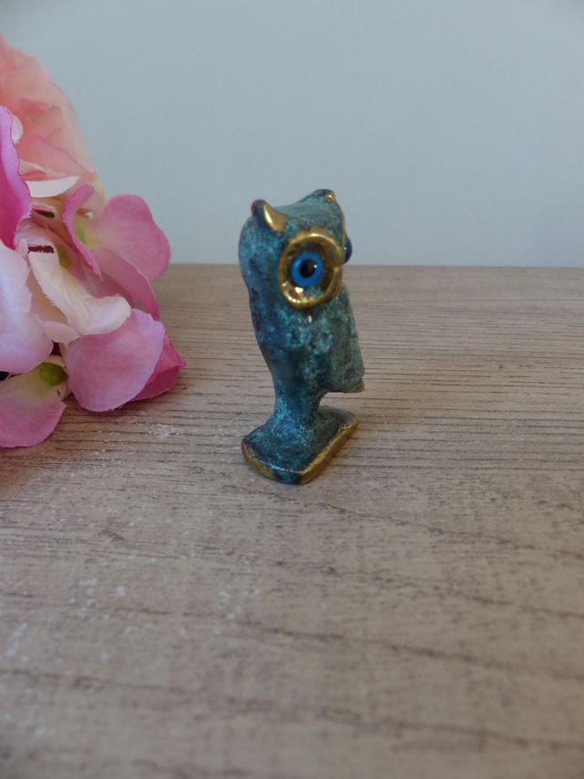 Figurine Miniature Hibou en Laiton aux Yeux Bleus – Sculpture Vintage d’Art Grec, Symbole de Sagesse et Porte-Bonheur